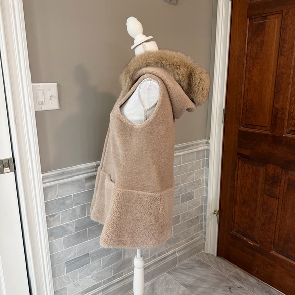 La Fiorentina. Tan White Fox Fur Hooded Vest - Picture 2 of 7